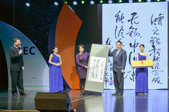 1493780210401229.jpg 趙振元向徐慧娟贈送其作品.jpg