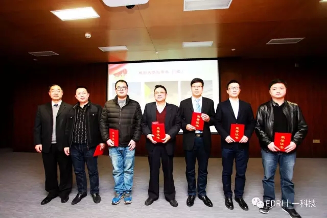 1496482542952015.jpg 8-劉勝春同志頒發“中國夢?十一情”主題攝影比賽各獎項.webp.jpg