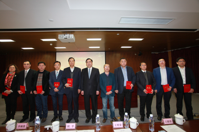 21-十一科技股份公司執行班子成員何平、王明云、王毅勃、孫明、白焰、余才志、王利、萬里浪、季超、姚紅親切合影.jpg
