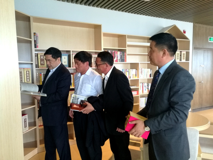 1496503867139872.jpg 6-趙振元董事長參觀睿基員工文化中心.jpg