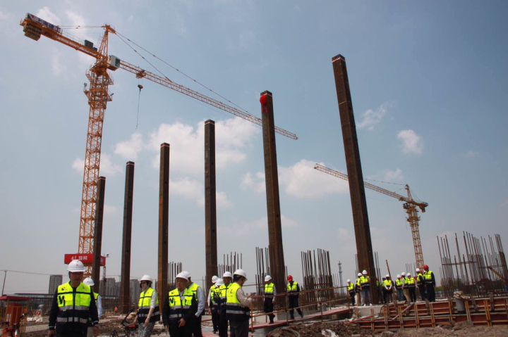 1496507225116844.jpg 5-與會領導參觀華力工地.jpg