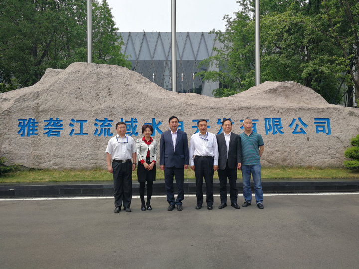 1-趙振元董事長一行與雅礱江祁寧春總經(jīng)理、吳世勇副總經(jīng)理、戰(zhàn)略發(fā)展部副主任周永與親切合影.jpg