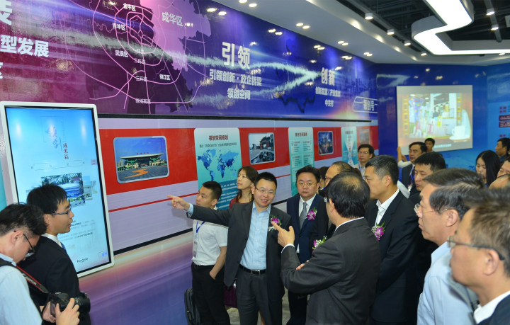 1496509481471336.jpg 3-中關(guān)村創(chuàng)領(lǐng)空間董事副總經(jīng)理徐景全正在向參加開業(yè)儀式的各位嘉賓做詳細介紹.jpg