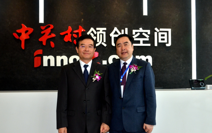 1496510282713887.jpg 22-趙振元同志與成都市政協(xié)副主席、黨組副書記郝康理親切合影.jpg