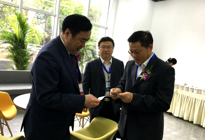 1496510435104037.jpg 27-趙振元同志與雅礱江副總經(jīng)理王繼敏親切交談并交換名片.jpg